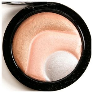 MAC Otherearthly Mineralize Skinfinsh